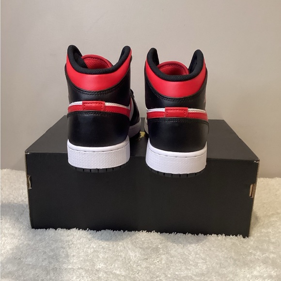 Air Jordan 1 Mid - Picture 3 of 12